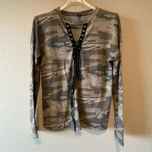 Windsor, Women’s Green Camo Lace Up Front Longsleeve V Neck Shirt, Size M